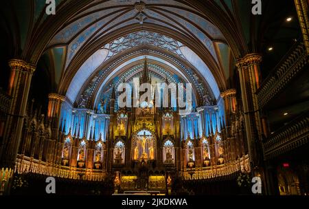 Montreal, Kanada - 13. Juli 2022: Hauptaktere der weltberühmten historischen Notre-Dame Basilika von Montreal am Place D`Armes Stockfoto